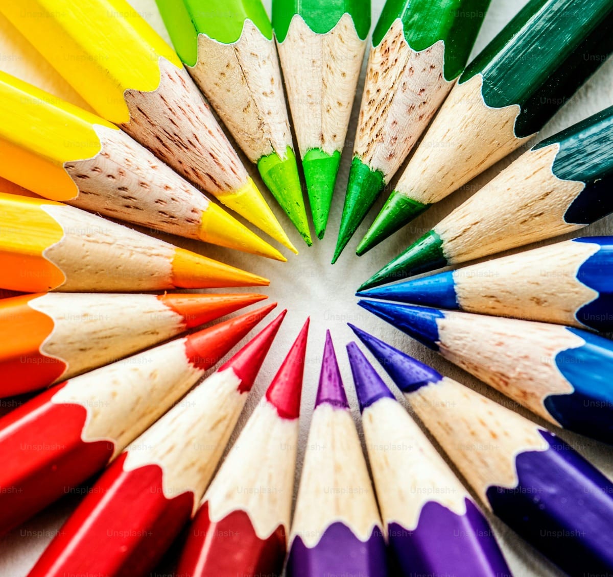 10عکس باکیفیت از مداد رنگی Color Pencils برای چاپ روی انواع پرده