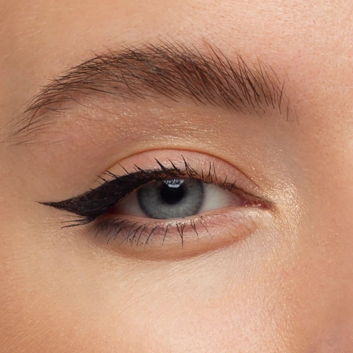 10عکس باکیفیت از خط چشم Eyeliner برای چاپ روی انواع پرده